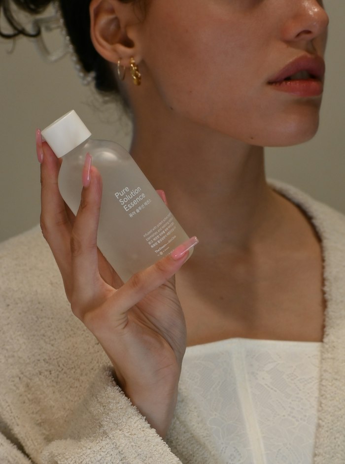 Mujer aplicándose un producto de cuidado facial